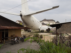 destroyed-and-abandoned:  Why is this old Boeing 737 there in