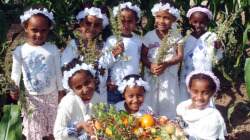 ofskfe:  Ethiopian Jewish girls prepare for Shavuot with baskets