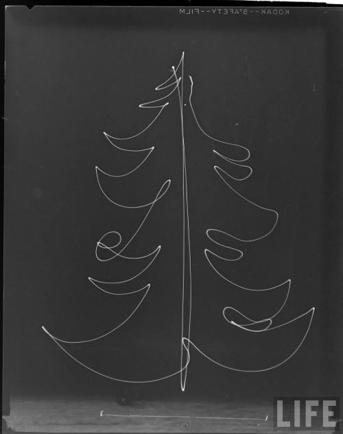 electronicsquid:  Drawing a Christmas tree with a light source(Gjon