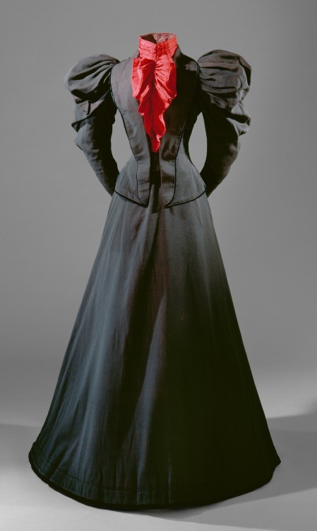 tonightatomic:fashionsfromhistory:Ensemble1890sPortugal  Museu