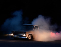 utwo: 1965 Chevrolet C10 burn out © Larry Lilly 