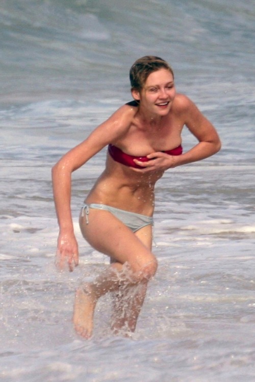 Kirsten Dunst falls out of her bikini top in St. Bartâ€™s, Caribbean (January 2005)