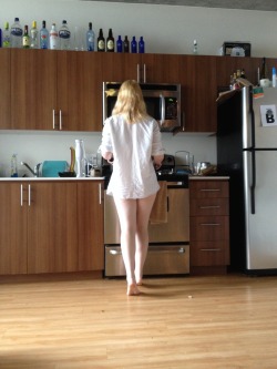 wetdreamland:  I always cook pantsless when my roomy is gone