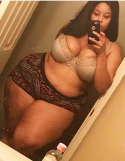 feedeegains:  ssbbwcaliway: Yes sir! Narrow waist and enormous