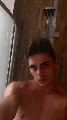 fuuckustevepena:  He’s NAKED! Check out GB Diver Chris Mears.