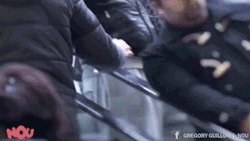herratica:  sizvideos:  Love escalator prank (Video)   a ellos