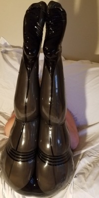 kinky-latex-babes:  Shiny Legs & Pointy Feet [Rubberecstacy]