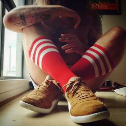 dlbtrend:  #redsocks #socksandtattoos #sneakers #trainers #kicks