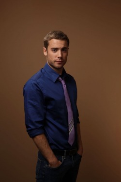 mortizjano:    Dustin Milligan   