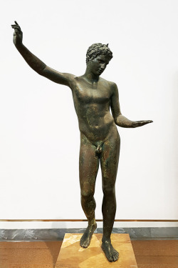 2seeitall:    Bronze statue of a young athlete, found in the