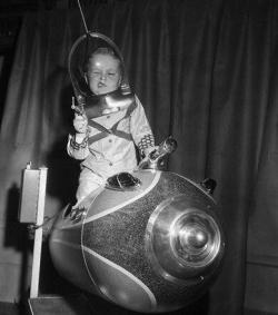 historyinpics42:American Toy Fair - 1953 Click Here to Follow
