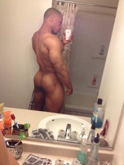 nudeblackmenxxx-deactivated2015:  XXX dat ass tho #TeamPhatAzz XXX