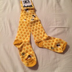 distractful:  these bee knee-socks are the bees knees lol 🐝