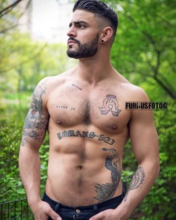 hardbarebackfucker:  redbeardy: Hit me up at Twitter🅱reed