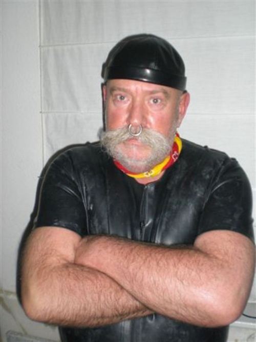 Incredibly sexy rubber Master. I would love to be fisted by him, especially with those industrial rubber gloves.