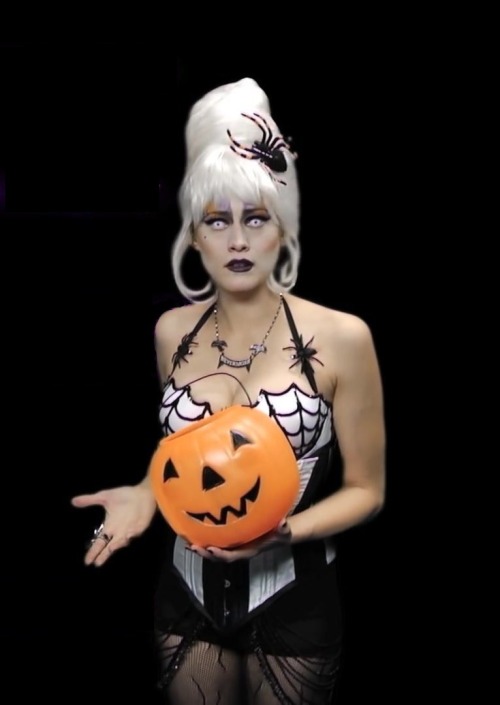 itsminimes:The spooky month queen: Olivia