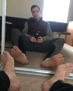 spiritpawz:  Cold front so back to my hoodie. #foot #footmaster