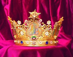 allaboutmary:A crown in the cathedral of Perpignan, France. It