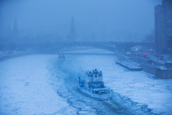 fotojournalismus:  Two ice breakers move along the frozen Moskva