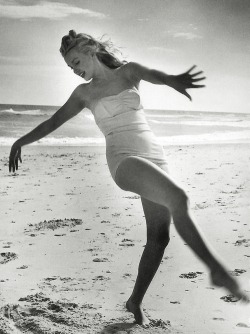 sinuses:  Marilyn Monroe, 1949.  Photo: Andre De Dienes