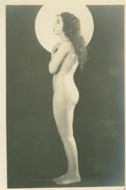 vampsandflappers: Laura La Plante, ca 1922