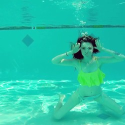 ixnay-on-the-oddk:  Underwater doofus 😗