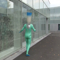 cover4u:Performance in public space for video. Kunst