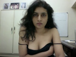 nakeemkhan:  shadowyprincesscupcake:  Desi babe naked on webcam