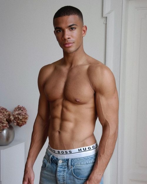 manphotoextra:  Addis Miller