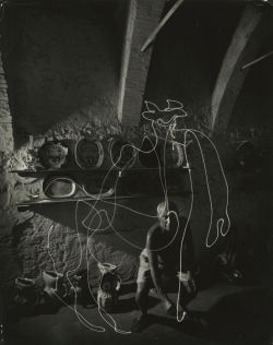 yama-bato:  Pablo Picasso “painting” with light at the Madoura