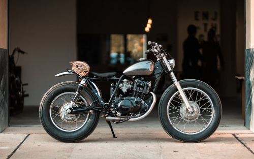 caferacerpasion:  I love this Yamaha SR250 SE â€ªBrat Styleâ€¬ by Hookie Co.Preciosa esta â€ªYamahaâ€¬ con un aspecto despejado, minimalista y elegante. Muy bueno el depÃ³sito peanut | caferacerpasion.com