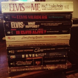 pinkplasticflamingos:  Got some vintage Elvis books today. I’m