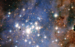 universe–stuff:  Hubble Space Telescope image of a cluster