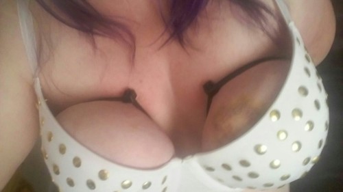 Great submission from lurch69. Thanks!Slut with cable tied Tits and torture bra