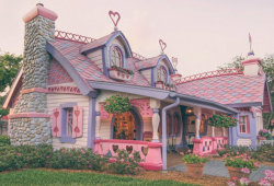 hisbadlittlegirl:  xdollfetishx:A real life-size dollhouse. <3