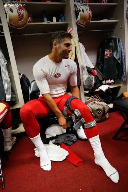 tjkl895:  QB Jimmy Garoppolo (https://www.gettyimages.in/detail/news-photo/jimmy-garoppolo-of-the-san-francisco-49ers-gets-ready-in-news-photo/1181517034)