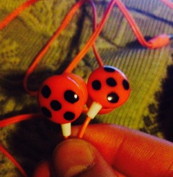 mommyagrestespeaks:  Add black spots to earbuds to make your