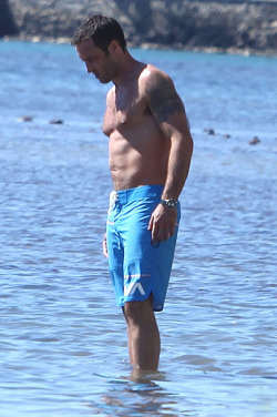 shirtlessmalecelebs:  Alex O’Loughlin