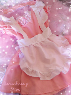 strawberryskies:  Strawberry Skies Maid-chan giveaway! ✧･ﾟ: