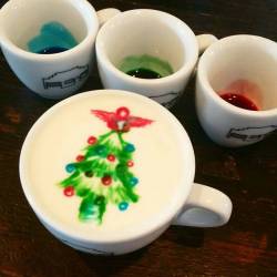 caffeinatedlamb:  Merry Christmas lovelies!  #christmas #latteart?