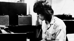 voodoolounge:       Keith Richards during a recording session