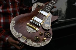 steampunktendencies:  Gibson LesPaul Steampunk by Wild Customs