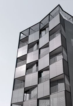 byboonsita:  Edificio en Plaza Lesseps, Barcelona. 