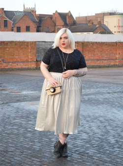 alibuttons:  misswhittington:  New outfit post is live! More