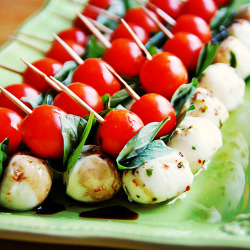 everybody-loves-to-eat:  caprese salad requested by anonymous