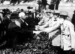 historicaltimes:  Veterans of the Union and Confederacy shake