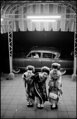 taishou-kun:  Dennis Stock (1928-2010) Geishas, Japan - 1956