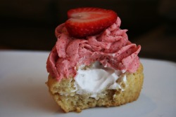 vegan-yums:  Strawberries! Strawberry Shortcake Cupcakes Easy