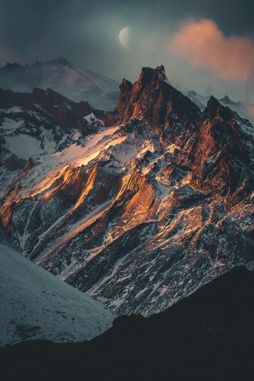 lsleofskye:  Patagonia Moonrise 🌙 | airpixels Location: Patagonia