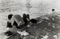 blackpicture:Izis Bidermanas Bord de Seine. Paris (1976)